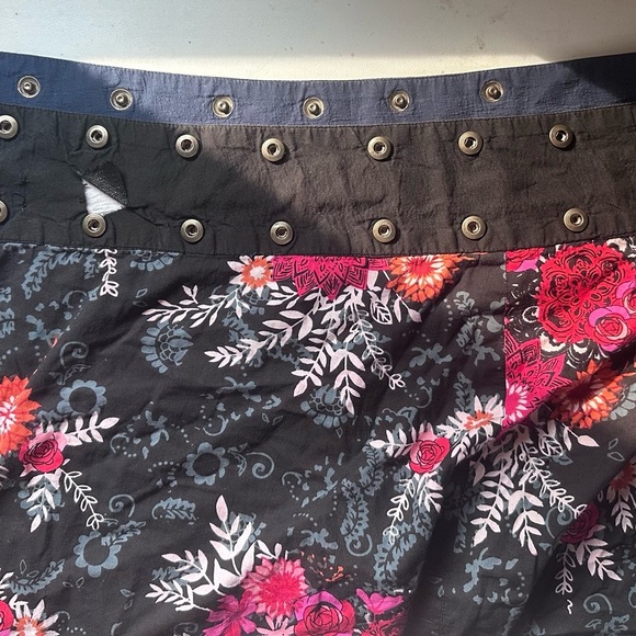 Floral Black and Pink Adjustable Snap Skirt Size Medium - Picture 2 of 6